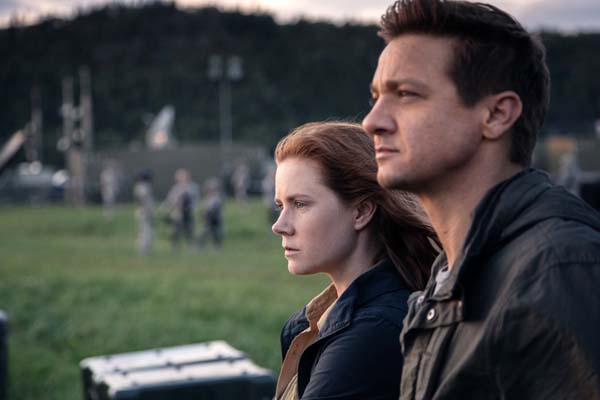 Amy Adams et Jeremy Renner dans Premier contact (2016)