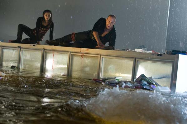 Martin Sacks et Phoebe Tonkin dans Bait (2012)