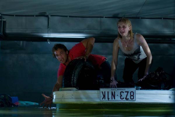 Lincoln Lewis et Cariba Heine dans Bait (2012)