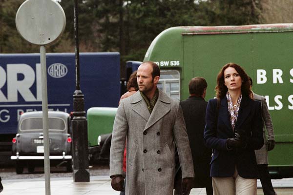 Saffron Burrows et Jason Statham dans Braquage à l'anglaise (2008)