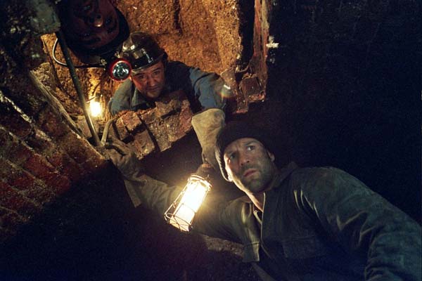 Jason Statham et Daniel Mays dans Braquage à l'anglaise (2008)