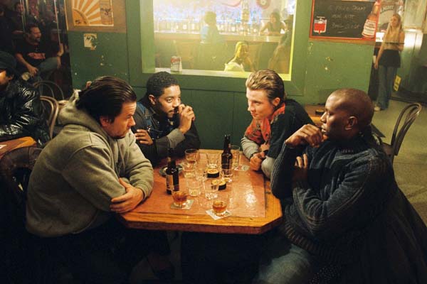 Mark Wahlberg, André Benjamin, Tyrese Gibson, et Garrett Hedlund dans Quatre frères (2005)