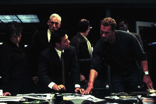 Arnold Schwarzenegger, Madison Mason, Bruce Ramsay, et Millie Slavin dans Collateral Damage (2002)