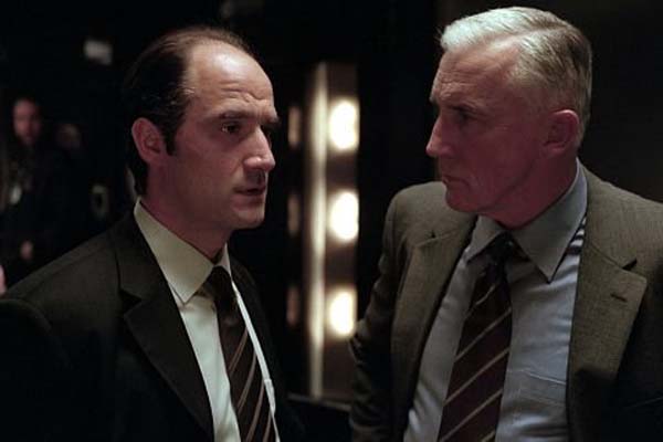 Elias Koteas et Madison Mason dans Collateral Damage (2002)