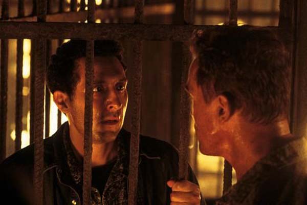 Arnold Schwarzenegger et John Turturro dans Collateral Damage (2002)