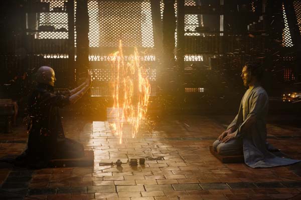 Tilda Swinton et Benedict Cumberbatch dans Doctor Strange (2016)