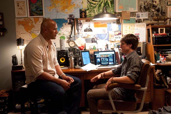 Dwayne Johnson et Josh Hutcherson dans Voyage au centre de la Terre 2: L'île mystérieuse (2012)