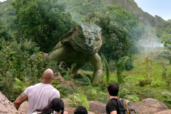 Dwayne Johnson, Vanessa Hudgens, et Josh Hutcherson dans Voyage au centre de la Terre 2: L'île mystérieuse (2012)