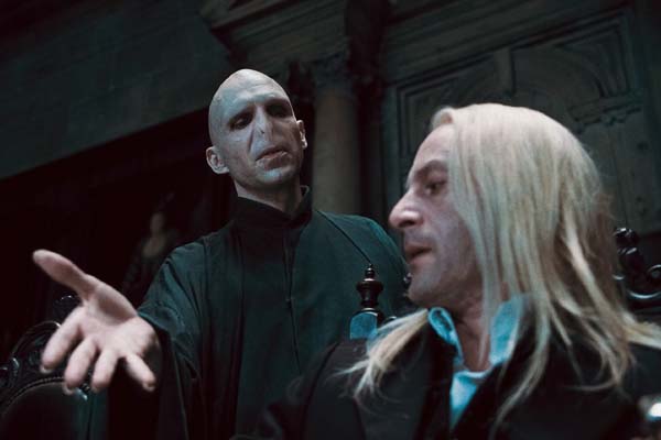 Ralph Fiennes et Jason Isaacs dans Harry Potter et les reliques de la mort: 1ère partie (2010)