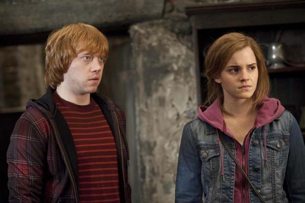 Rupert Grint et Emma Watson dans Harry Potter et les reliques de la mort: 2ème partie (2011)