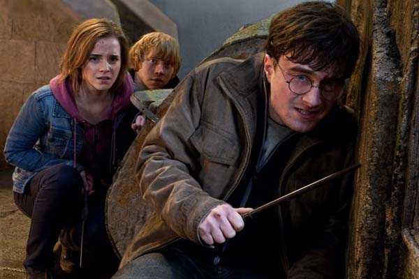 Rupert Grint, Daniel Radcliffe, et Emma Watson dans Harry Potter et les reliques de la mort: 2ème partie (2011)