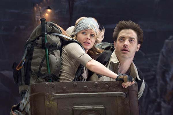 Brendan Fraser et Anita Briem dans Voyage au Centre de la Terre (2008)