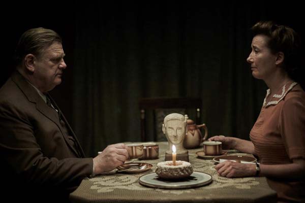 Brendan Gleeson et Emma Thompson dans Seul dans Berlin (2016)