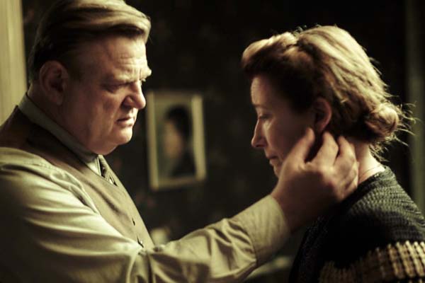 Brendan Gleeson et Emma Thompson dans Seul dans Berlin (2016)