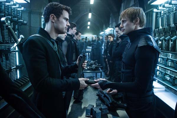 Bradley James et Theo James dans Underworld: Blood Wars (2016)