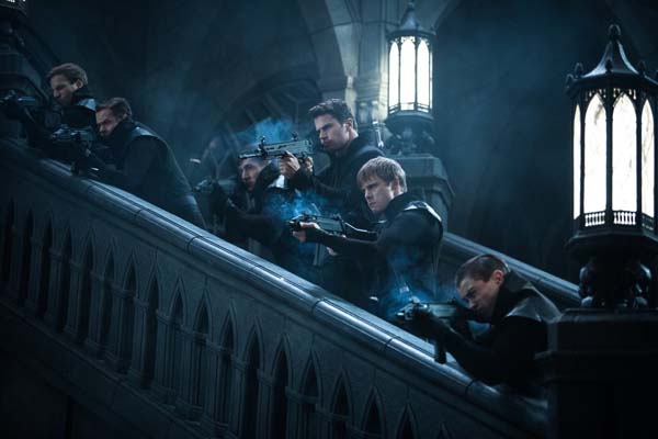 Bradley James et Theo James dans Underworld: Blood Wars (2016)