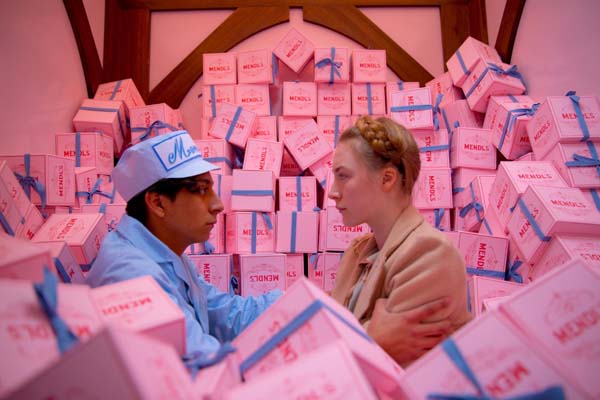 Saoirse Ronan et Tony Revolori dans The Grand Budapest Hotel (2014)