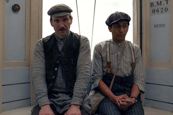 Ralph Fiennes et Tony Revolori dans The Grand Budapest Hotel (2014)