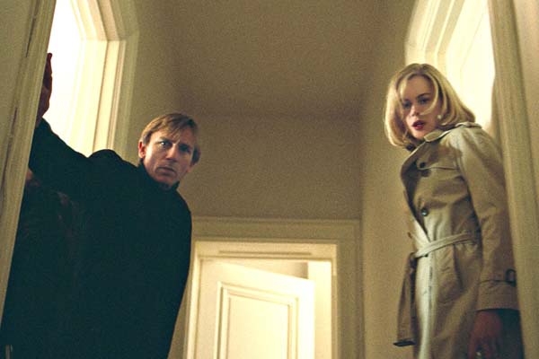 Nicole Kidman et Daniel Craig dans The Invasion (2007)