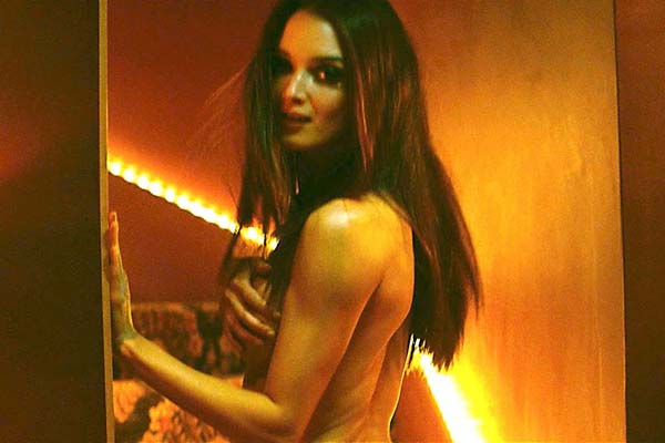 Charlotte Le Bon dans Iris (2016)