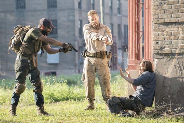 Clifton Collins Jr., Shia LaBeouf, et Jai Courtney dans Man Down (2015)