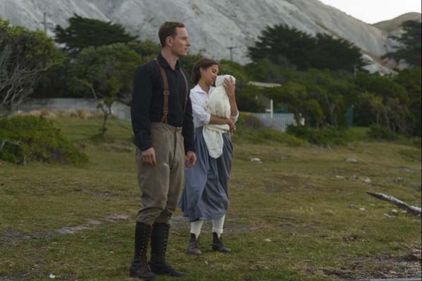 Michael Fassbender et Alicia Vikander dans The Light Between Oceans (2016)