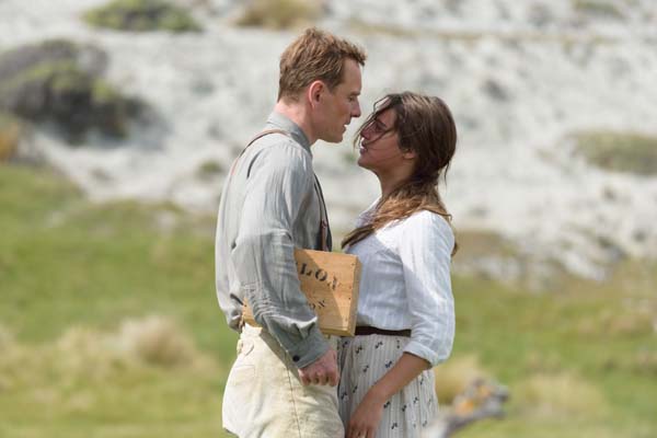 Michael Fassbender et Alicia Vikander dans The Light Between Oceans (2016)