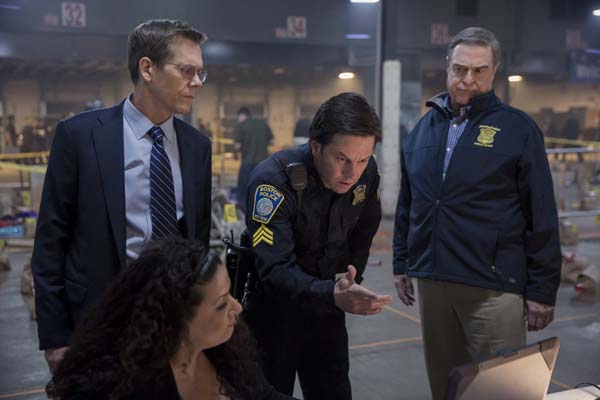 Kevin Bacon, Mark Wahlberg, et John Goodman dans Patriots Day (2016)