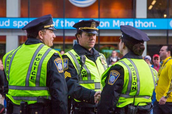 Mark Wahlberg et Paige MacLean dans Patriots Day (2016)