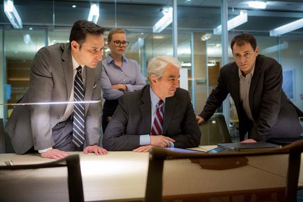 Sam Waterston, Raoul Bhaneja, Alison Pill, et Michael Stuhlbarg dans Miss Sloane (2016)