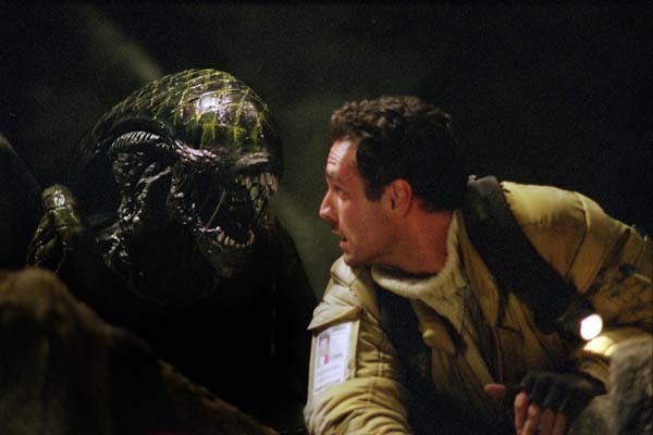 Raoul Bova et Tom Woodruff Jr. dans Alien vs. Predator (2004)