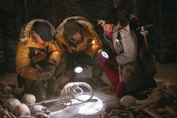 Ewen Bremner, Sanaa Lathan, et Raoul Bova dans Alien vs. Predator (2004)