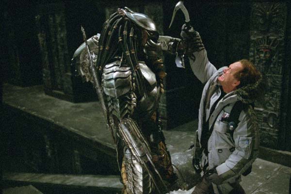 Lance Henriksen et Ian Whyte dans Alien vs. Predator (2004)