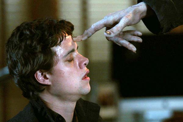 Doug Jones et Douglas Smith dans The Bye Bye Man (2017)