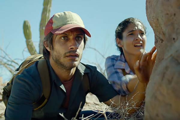 Gael García Bernal et Alondra Hidalgo dans Desierto (2015)