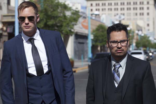 Alexander Skarsgård et Michael Peña dans War on Everyone (2016)