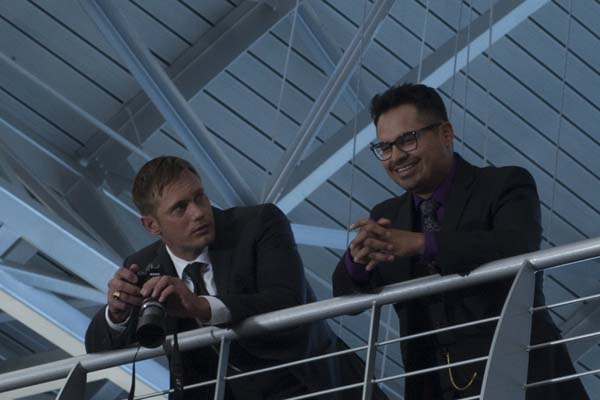 Alexander Skarsgård et Michael Peña dans War on Everyone (2016)