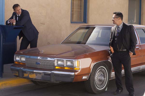 Alexander Skarsgård et Michael Peña dans War on Everyone (2016)