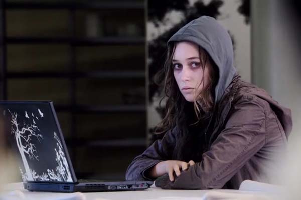 Alycia Debnam-Carey dans Friend Request (2016)