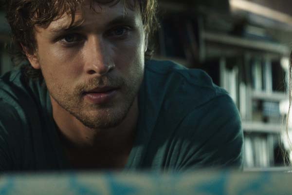 William Moseley dans Friend Request (2016)