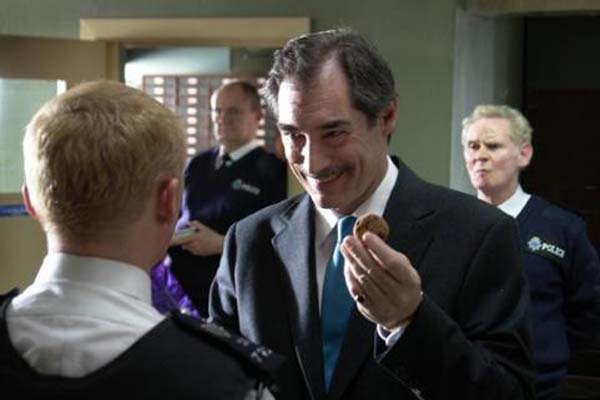 Jim Broadbent, Timothy Dalton, Karl Johnson, et Simon Pegg dans Hot Fuzz (2007)