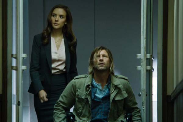 Aaron Eckhart et Catalina Sandino Moreno dans Incarnate (2016)