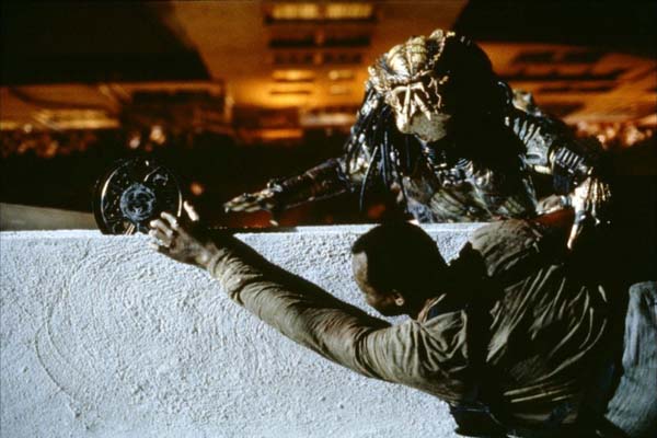 Kevin Peter Hall et Danny Glover dans Predator 2 (1990)