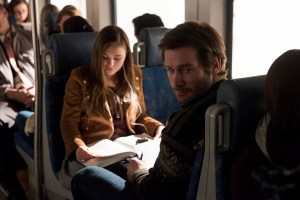 Clive Standen et Celeste Desjardins dans Taken (2017) Episode 1 : Pilot