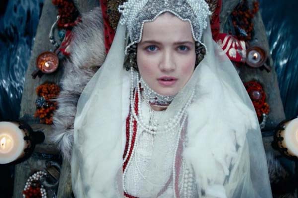 Mariya Poezzhaeva dans Dragon Inside Me (2015)