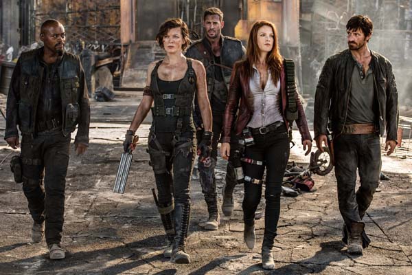 Milla Jovovich, Ali Larter, Fraser James, William Levy, et Eoin Macken dans Resident Evil: The Final Chapter (2016)