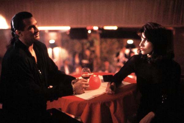 Gina Gershon et Steven Seagal dans Out for Justice (1991)