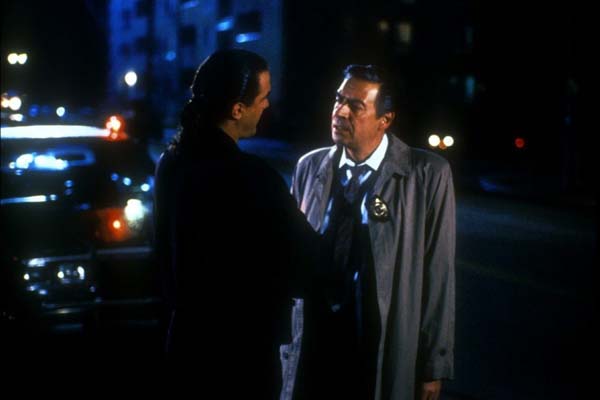 Steven Seagal et Jerry Orbach dans Out for Justice (1991)