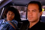 Pam Grier et Steven Seagal dans Nico (1988)