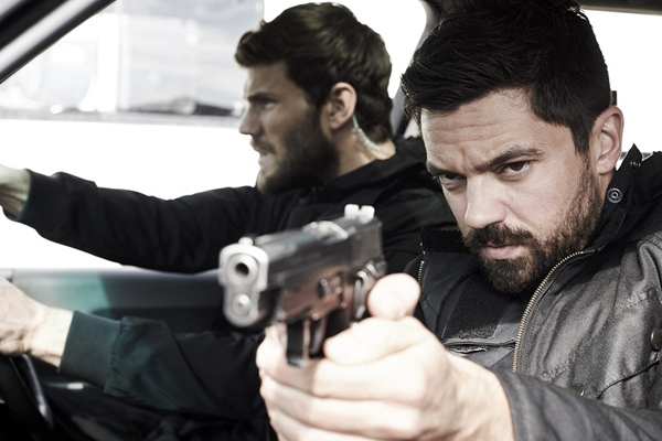 Austin Stowell et Dominic Cooper dans Stratton (2017)